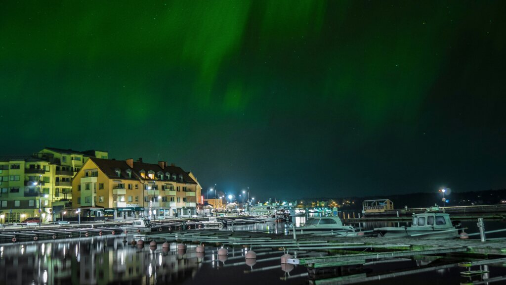 Dreaming of the Northern Lights? This 2025 guide to Sweden’s Arctic wonders reveals the best spots to chase the aurora and make magical memories.